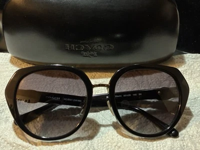 Gafas de sol Coach HC8331-50028G negras 55 mm para mujer caballo y carro Foto 1 de 4