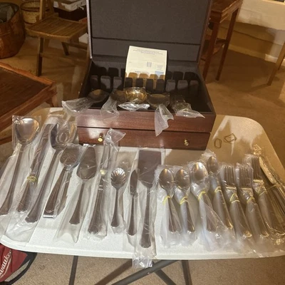 Reed & Barton 110 pc ARLINGTON NEWTON 18/10 Vintage Stainless Steel Flatware Set - Image 1 of 4