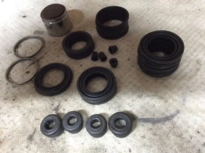 KAWASAKI Z 550 CALIPER SEALS - Picture 1 of 1