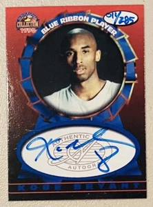 Tablero de puntuación firmado por Kobe Bryant automático 1997-1998 cinta azul jugador en tarjeta 011/285 - Imagen 1 de 3