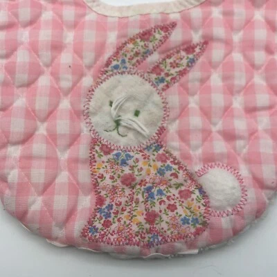 Babero de bebé vintage de tela de rizo de guinga rosa conejito de Pascua Foto 1 de 4