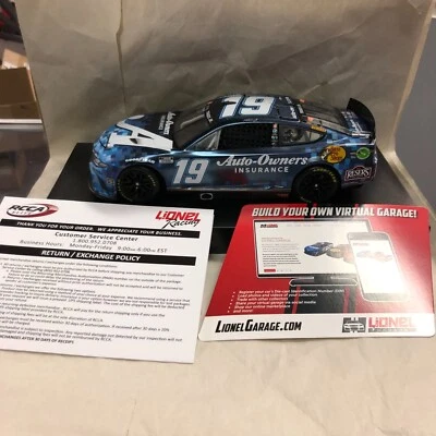 Martin Truex Jr. #19 Auto-Owners Assicurazione 2022 Camry Colore Cromo - Immagine 1 di 4
