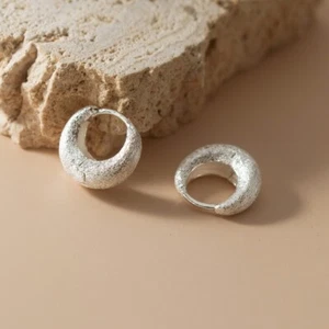 orecchini a cerchio huggie in argento sterling 925 - Foto 1 di 6