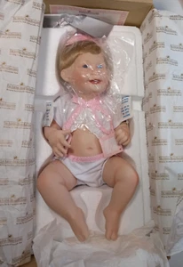 "Muñeca de porcelana Ashton-Drake linda como un botón Titus Tomescu 11"" en caja con papeles" - Imagen 1 de 19