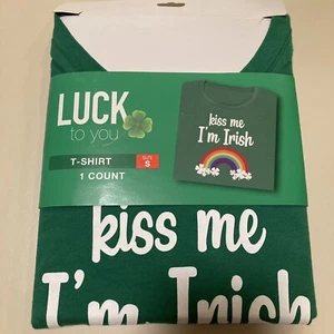 Kiss Me I’m Irish T Shirt Size Small St Patrick’s Day Rainbow Shamrock Green NWT - Picture 1 of 7