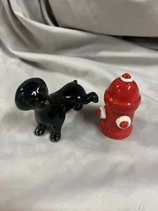 Markenloser schwarzer Hund pinkelt auf Feuer Hydranten Salz- und Pfefferstreuer D - Bild 1 von 9