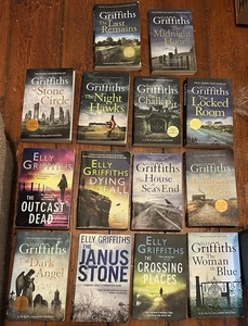 Elly Griffith 14 Paperback Books Crime Novels Book Bundle / Job Chalk Pit Etc - Imagen 1 de 1