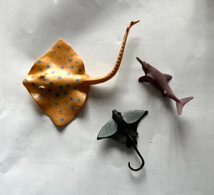 Set of 3 Water Creatures a bluespotted ribbontail ray, manta ray & dolphin - Picture 1 of 7
