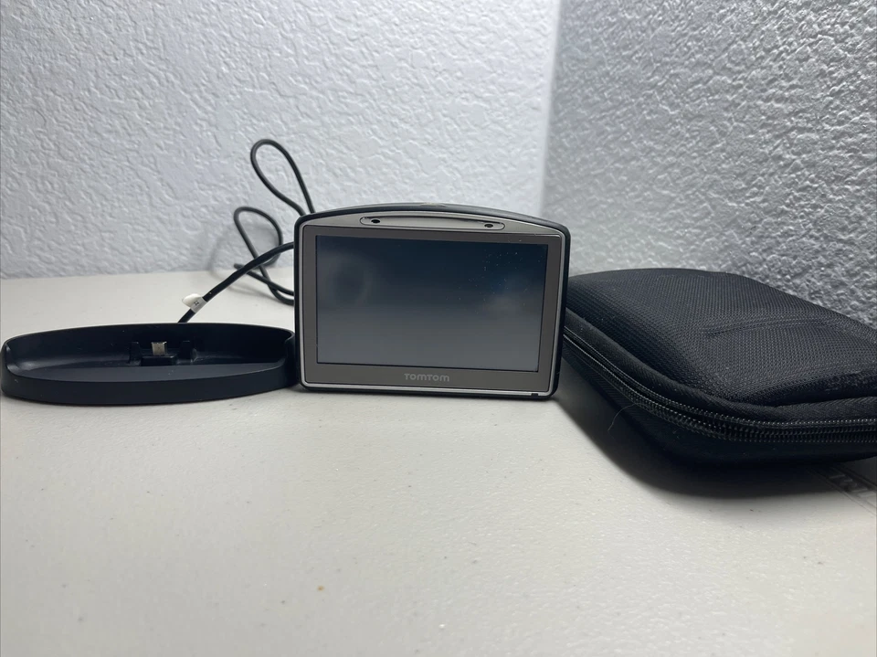 TomTom Go 720 **4.3 Inch Widescreen Touch Screen Bluetooth Portable GPS  - Image 1 of 4