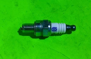 Bujía genuina Husqvarna 590844301 resistencia HQT-8 ajuste 324L, 524LK - Imagen 1 de 6