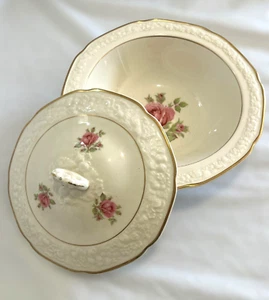 Plato para servir Crown Ducal florentino patrón rosa con tapa en relieve (Turen) años 30’s - Imagen 1 de 9