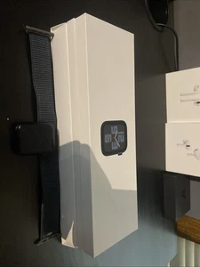 Apple Watch SE 40MM GPS (peu utilisée) - Photo 1 sur 8