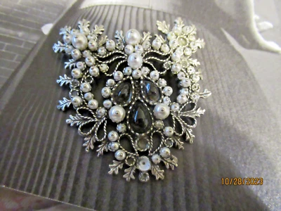 Pingente charme CHANEL tom PRATA METAL 2 1/4 X 2 POLEGADAS COMO ESTÁ COMO ESTÁ - Imagem 1 de 4