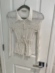 Blusa para mujer CATAYA blanca con botones de diseño arrugado talla pequeña - Imagen 1 de 12