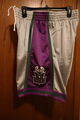 MITCHELL & NESS MILWAUKEE BUCKS SWINGMAN 75TH ANNIVERSARY SHORTS Sz LARGE Cover