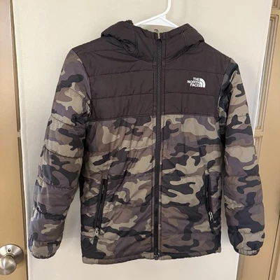 Chaqueta acolchada con capucha reversible polar camuflada mediana de invierno The North Face para niños  Foto 1 de 4