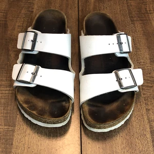 Sandali Birkenstock Arizona taglia 40 L9 M7 bianchi Birko Flor doppio cinturino fibbia - Foto 1 di 19