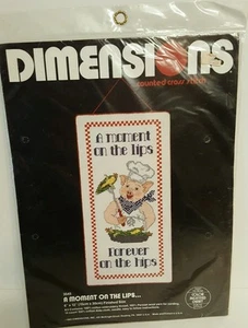Dimensions A Moment on the Lips Contado Punto de Cruz Kit Dieta de Cocina de Cerdo NUEVO - Imagen 1 de 3