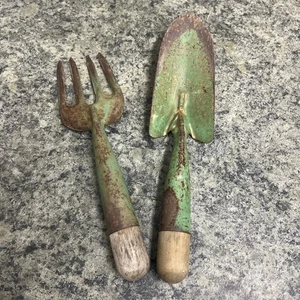 2 herramientas de jardín vintage de metal verde primativo con inserción de madera en asas - Imagen 1 de 10