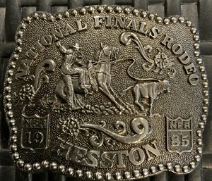 De Colección Hesston National Finals Rodeo 1985 Hebilla de Cinturón Tercera Edición Aniversario Miniatura - Imagen 1 de 3