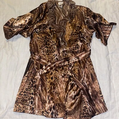 Bata kimono Secret Treasures sensación de seda con cuerda envolvente adjunta Foto 1 de 4