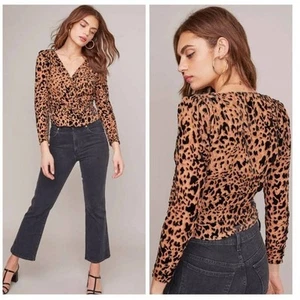 Top envolvente con estampado de leopardo iris de ASTR The Label talla pequeña  - Imagen 1 de 9