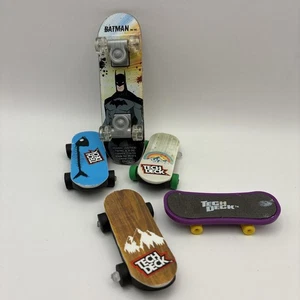 Young Justice DC Comics Batman Skateboard con extra - Foto 1 di 10