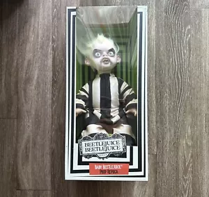 NECA Baby Beetlejuice 1:1 Prop replica nuova 2024 a grandezza naturale. Nuovo con scatola, in mano - Foto 1 di 2