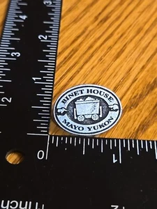 Binet House Mayo Yukon Souvenir Travel Lapel Pin Collectible J9 - Imagen 1 de 2