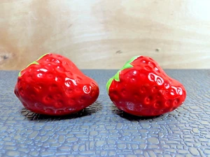 Leuchtend rote Erdbeeren Salz und Pfefferstreuer - Bild 1 von 5