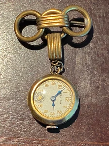 VINTAGE LADIES SWISS MONTAUK BROOCH WATCH, RUNNING AND KEEPING TIME  - Picture 1 of 4