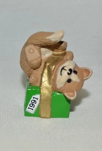 1991 HALLMARK - GATITO EN UN REGALO - MINIATURA FELIZ NAVIDAD CON ETIQUETA DORADA - Imagen 1 de 1