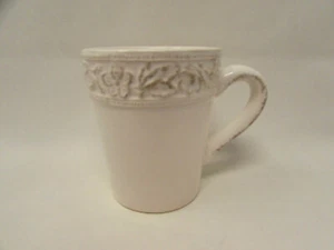 Taza de vid floral en relieve todo blanco armario de campo de Pfaltzgraff B167 - Imagen 1 de 2