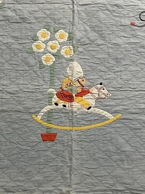 Edredón de bebé vintage cosido a mano caballo mecedor/juguetes suave azul rojo guardería Foto 1 de 4