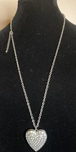 "Collar medallón en forma de corazón, remolinos florales cadena tono plata 30""" - Imagen 1 de 5