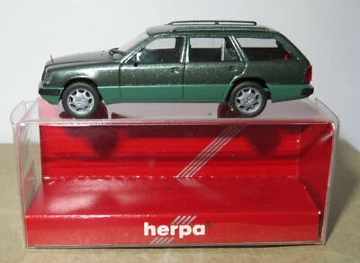 Micro Herpa Ho 1/87 Mercedes-Benz E 320 T Limousine Verde Metal #031462 IN Box - Immagine 1 di 4