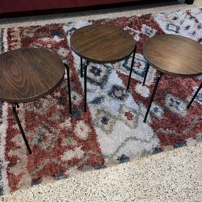 3 APILABLES Mesas auxiliares redondas de madera atómicas modernas de mediados de siglo patas de metal Foto 1 de 4