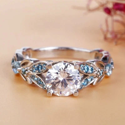 Anillo solitario de hoja de diamante creado en laboratorio de corte redondo de 2 quilates enchapado en oro blanco de 14 k Foto 1 de 4