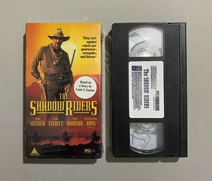 (VHS, 1982) The Shadow Riders - Tom Selleck, Sam Elliott, & Dominique Dunne - Foto 1 di 5