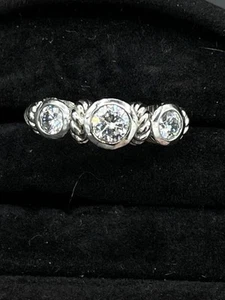 Anillo Judith Ripka Plata de Ley Texturizada Tres Piedras Diamonique Circonita Talla 7 - Imagen 1 de 5