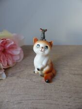 Figurine en céramique chat curieux avec une souris sur la tête