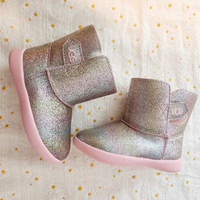 Bota UGG® Keelan II bebé talla 6 en brillo metálico, cierre de gancho y bucle rosa Foto 1 de 4