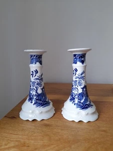 Vintage Pair Willow Pattern Candlesticks 16cm Made In England - Picture 1 of 7