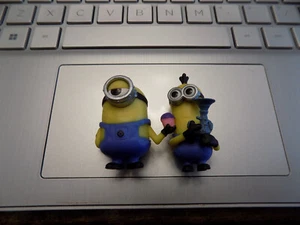 Lotto 2 minifigure Minions Stuart con cupcakes e Tim/Kevin ? bambole con macchina scoreggia - Foto 1 di 6