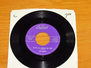 BLUEGRASS 45 RPM - HYLO BROWN - CAPITOL 3448 - "IN THE CLAY BENEATH THE TOMB" - Imagen 1 de 2