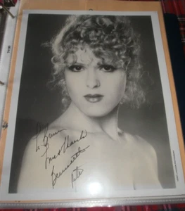 FOTOGRAFÍA ORIGINAL FIRMADA POR BERNADETTE PETERS~CON SOBRE - Imagen 1 de 2