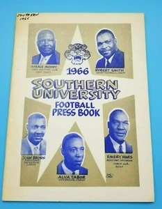 SOUTHERN UNIVERSITY JAGUARS - COLLEGE FOOTBALL MEDIA GUIDE - 1966 - PETE BARNES - Picture 1 of 6