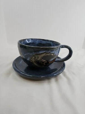 Taza y platillo de café con leche con diseño de pescado de gres Mara México  Foto 1 de 4