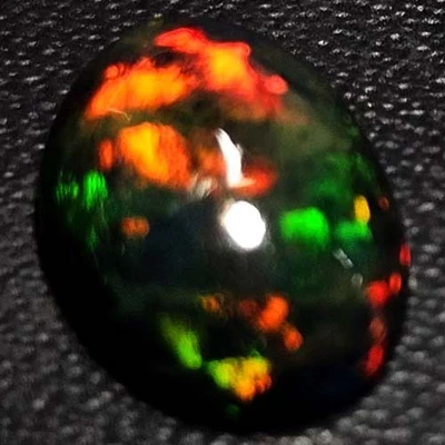 NATURAL AAA+BEAUTIFUL COLORPLAY OVAL CABOCHAN  ETHIOPIAN WELO BLACK OPAL 1.10CTS - Image 1 of 3