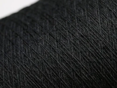 K32 100g 50% KASCHMIR / 50% MERINO LAMBSWOOL SCHWARZ (14) Zwirn Wolle - Bild 1 von 3